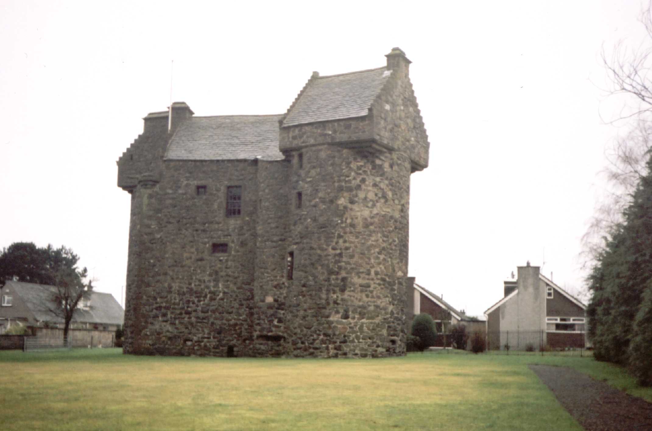 Claypotts Castle